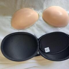 シリコンブラ　ヌーブラ　携帯ケース付き　新品未使用　2点セットの画像