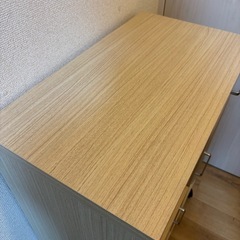 キャスター付き食器棚の画像