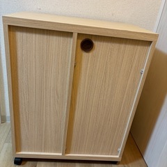 キャスター付き食器棚の画像