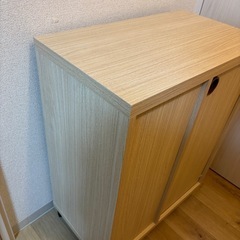 キャスター付き食器棚の画像