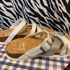 【新品】EDWIN ビジュー付きサンダル 23cmの画像