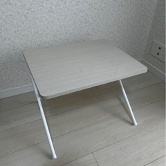 折りたたみ机の画像