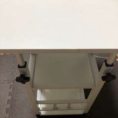 テーブル　白　組み立て済みの画像