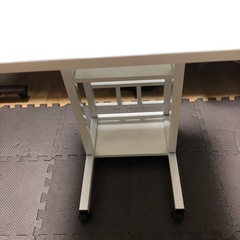 テーブル　白　組み立て済みの画像