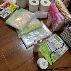 圧縮袋、トイレットペーパー、ティッシュ、カバン、布、消臭剤、キッチンハイター、ポリ袋、ゴミ袋、ポストカード、メモ用紙、音楽スコアシートの画像