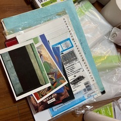 圧縮袋、トイレットペーパー、ティッシュ、カバン、布、消臭剤、キッチンハイター、ポリ袋、ゴミ袋、ポストカード、メモ用紙、音楽スコアシートの画像