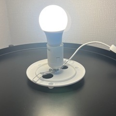 【IKEA FADO】丸型テーブルランプ（点灯OK／カバー割れあり／電球付き）の画像