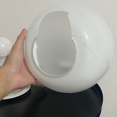 【IKEA FADO】丸型テーブルランプ（点灯OK／カバー割れあり／電球付き）の画像