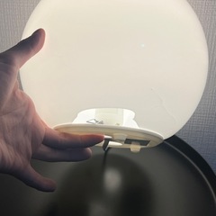 【IKEA FADO】丸型テーブルランプ（点灯OK／カバー割れあり／電球付き）の画像