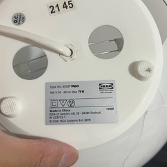 【IKEA FADO】丸型テーブルランプ（点灯OK／カバー割れあり／電球付き）の画像
