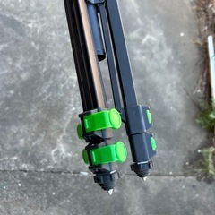 三脚 アルミニウム製 黒と緑の画像