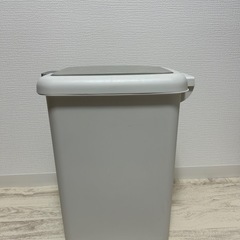 ニトリ15L蓋つきゴミ箱の画像