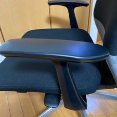 オカムラ フィーゴチェア 肘付ハイバックチェアの画像