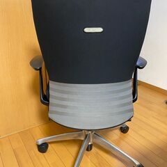 オカムラ フィーゴチェア 肘付ハイバックチェアの画像