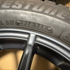 155/65/R14スタッドレスと新品のタイヤの画像