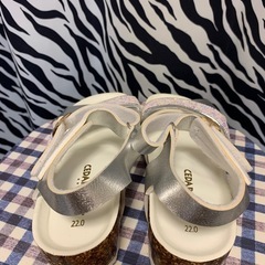 【新品】シルバー/グリッター サンダル 22cmの画像