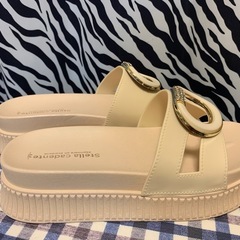 【新品】ビジューサンダル ホワイト Mサイズの画像