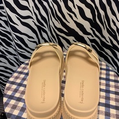 【新品】ビジューサンダル ホワイト Mサイズの画像