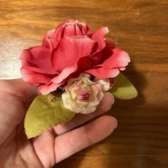 バラのブローチの画像