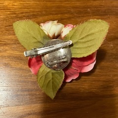 バラのブローチの画像