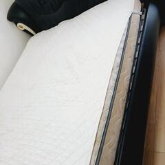 クイーンサイズベッドフラムとマツラスの画像