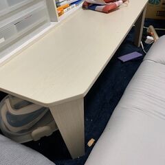 余ってるテーブルが4つありますの画像