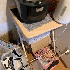 余ってるテーブルが4つありますの画像