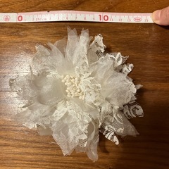白い花のブローチの画像