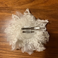 白い花のブローチの画像