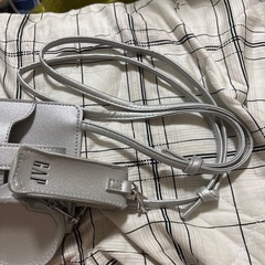 GAPスマホショルダーバッグシルバーの画像