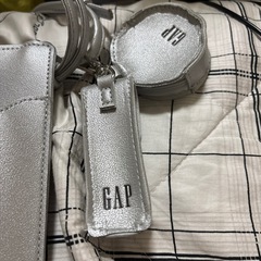 GAPスマホショルダーバッグシルバーの画像