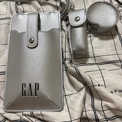 GAPスマホショルダーバッグシルバーの画像