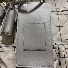 GAPスマホショルダーバッグシルバーの画像
