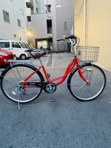 26インチのママチャリ。オートライトなので、来年から始まる青色きっぷ制度の無灯火で罰金とかいう心配なし！6段変速付きです。タイヤはアンチパンクがついてるので、パンクに強いです。防犯登録も込みの価格です
