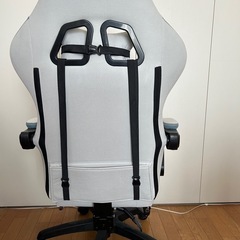 ゲーミングチェア　エアシリンダーで高さ調節可能、リクライニング機能、収納可能オットマン　座り心地良しです！の画像