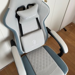 ゲーミングチェア　エアシリンダーで高さ調節可能、リクライニング機能、収納可能オットマン　座り心地良しです！の画像