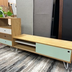 パステルカラーのテレビボードとチェストのセットの画像