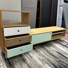 パステルカラーのテレビボードとチェストのセットの画像