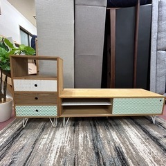 パステルカラーのテレビボードとチェストのセットの画像