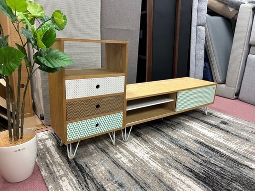 パステルカラーのテレビボードとチェストのセット
