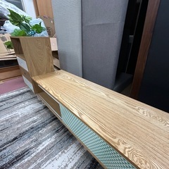 パステルカラーのテレビボードとチェストのセットの画像