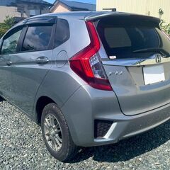 月々格安の【自社ローン＆リース】で乗れます🚗審査に不安があっても大丈夫です😉保証人不要！お支払いについてご相談ください💕＜車検2年付＞フィット　ハイブリッド　4WD⛄　修復歴なし　人気のエコカー登場です♪の画像