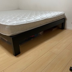 【取りに来てくれる方限定】ダブルサイズのベッドフレーム&マットレスの画像