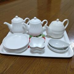 【お譲り先決まりました】カップ、小皿、ティーポット まとめての画像