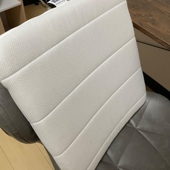 デスクとイスの画像