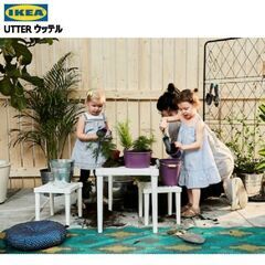 小さなスツール2つと幼児用テーブルの画像