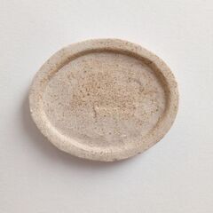 未使用新品！ハムスターの餌入れ　ふちの浅い陶器のお皿（楕円型豆皿）の画像