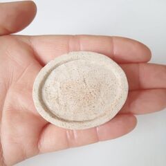 未使用新品！ハムスターの餌入れ　ふちの浅い陶器のお皿（楕円型豆皿）の画像