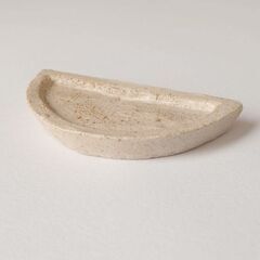 未使用新品！ハムスターの餌入れ　ふちの浅い陶器のお皿（半月型豆皿）の画像