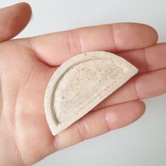 未使用新品！ハムスターの餌入れ　ふちの浅い陶器のお皿（半月型豆皿）の画像